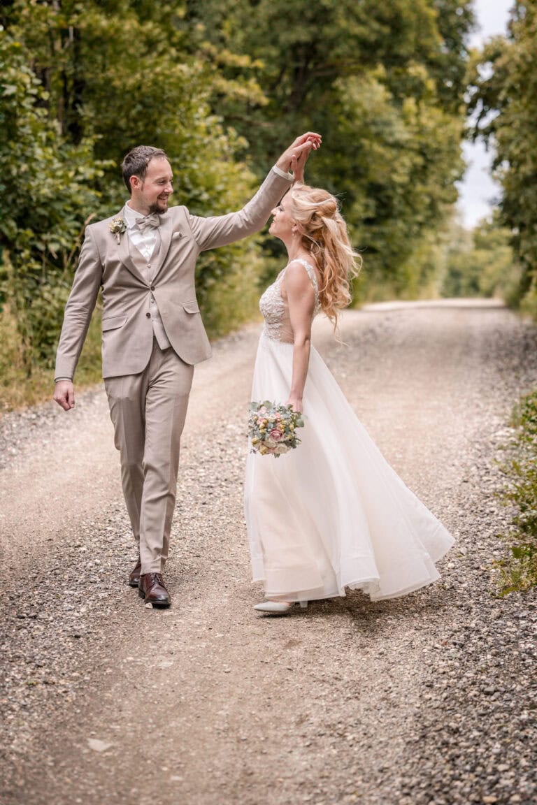 Brautpaar bei standesamtlicher Hochzeit in Kühbach