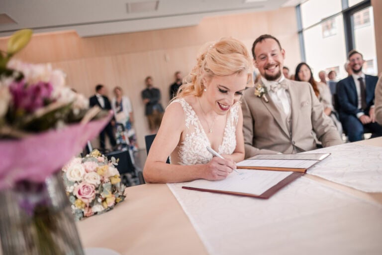 Brautpaar bei standesamtlicher Hochzeit in Kühbach - Unterschrift