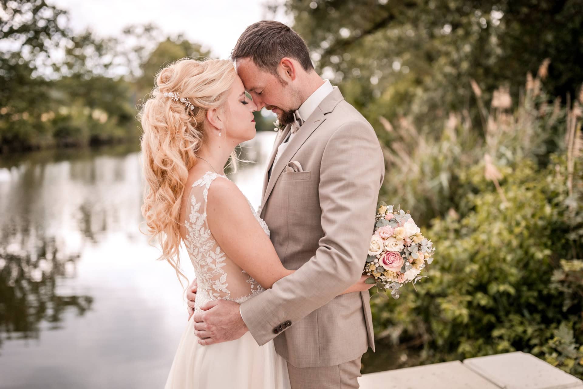 Brautpaar bei standesamtlicher Hochzeit in Kühbach