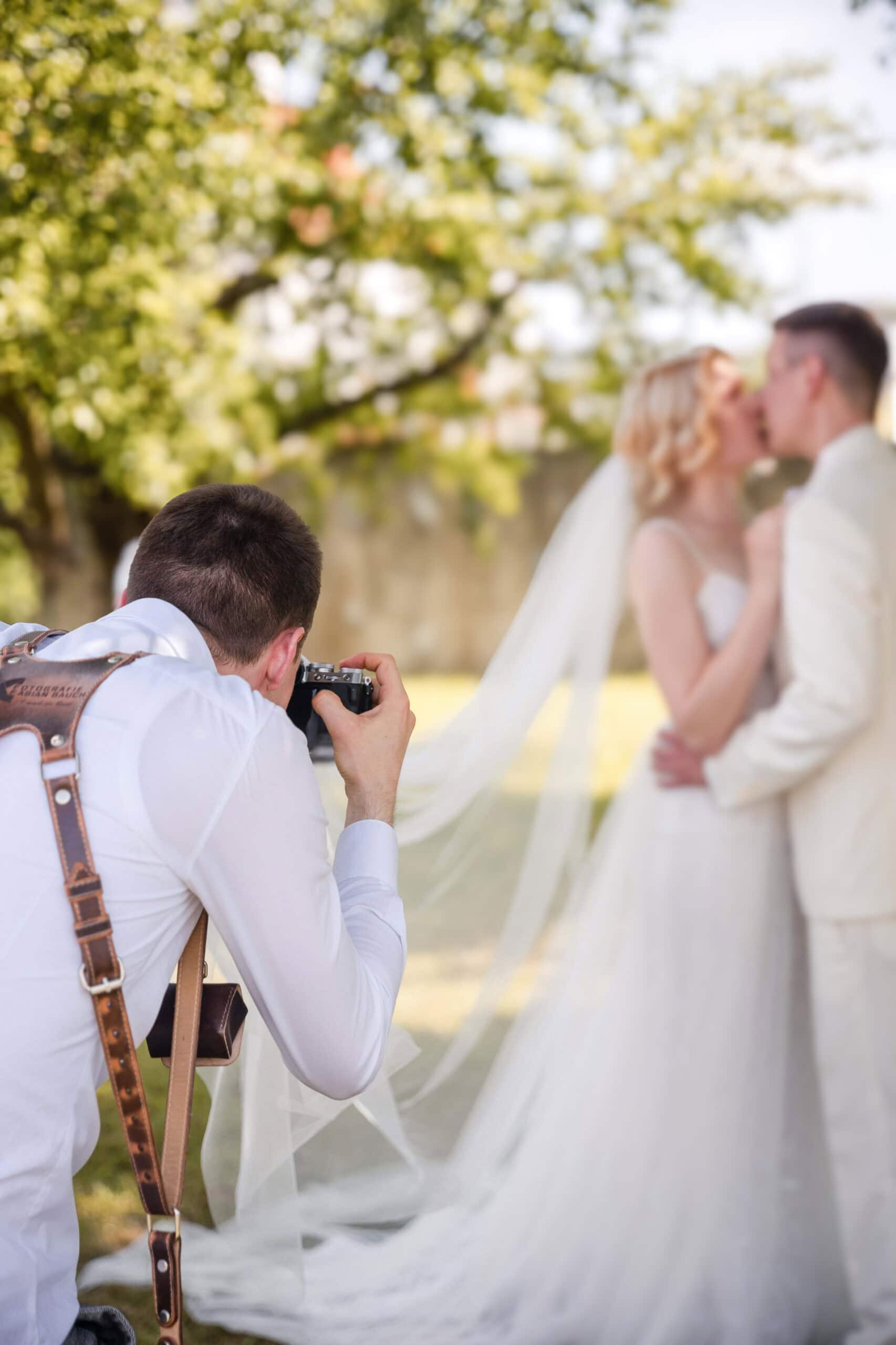 Fabian Bauch Hochzeitsfotograf für Augsburg beim Fotografieren des Brautpaars