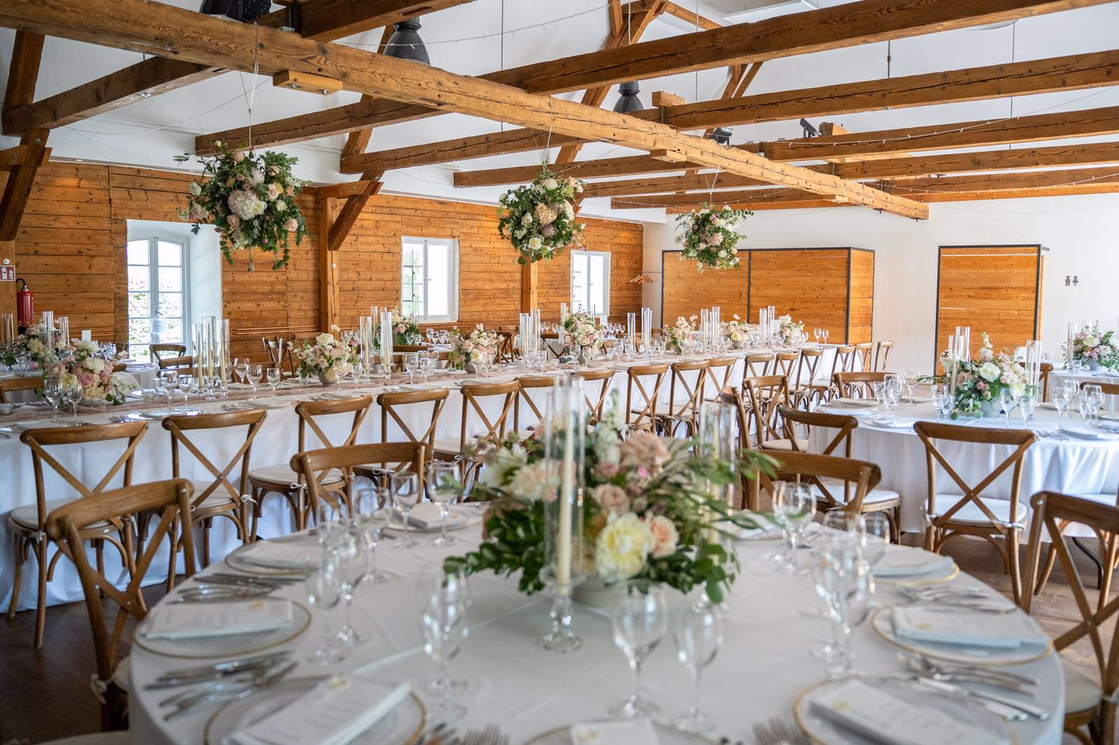 Hochzeitssaal mit abgestimmter Blumendeko